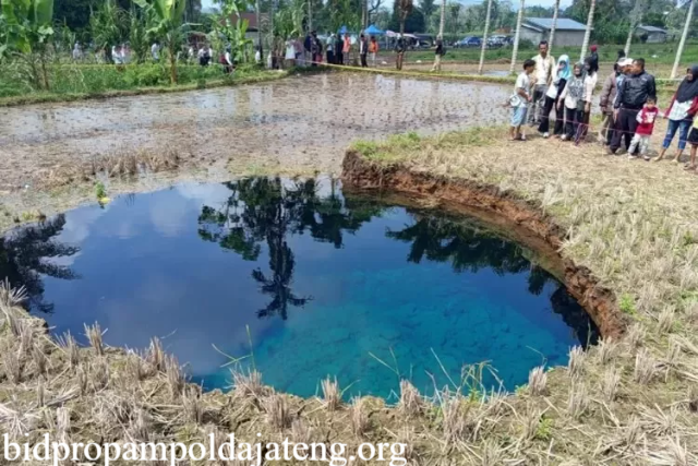 Viral Warga Antre Air Sinkhole Situjuah